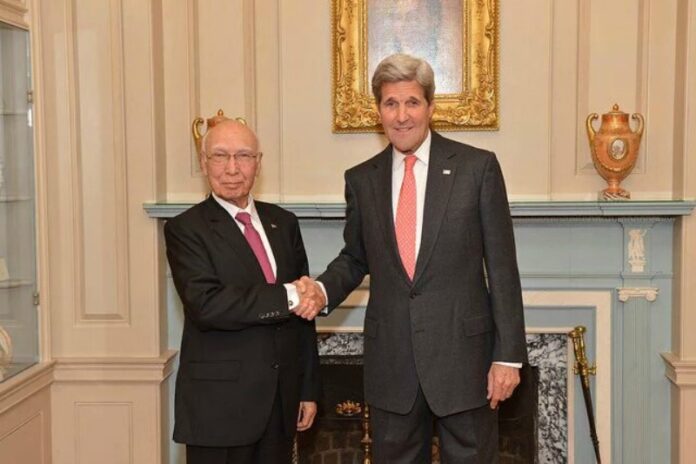 John-Kerry-Sartaj-Aziz.jpg