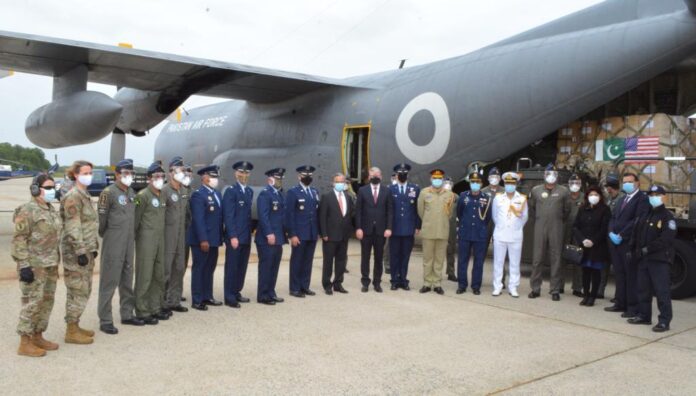 US-and-Pakistani-personnel-upon-PAF-planes-arrival-with-PPE-gift.jpg