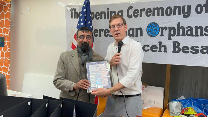 Mumtaz-Hussain-receiving-the-Global-Leadership-Award.jpg