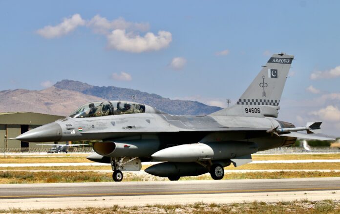 84606_General_Dynamics_F-16BM_11(MR)_39W_Pakistan_Air_Force_Konya_AFB_30.6.22_(52233200683)