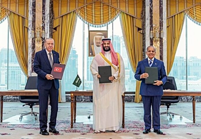 Turkish, Saudi and Pakistan leaders at signing of defense peact