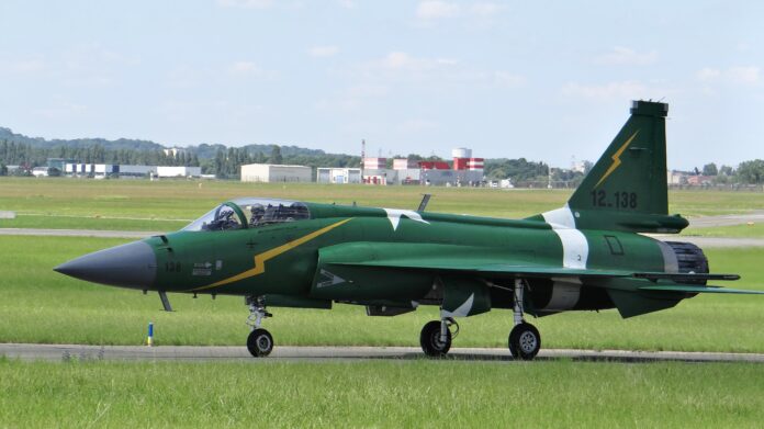 PAK_Kamra_JF-17_Thunder_at_PAris_Air_Show,_June_2019_(2)